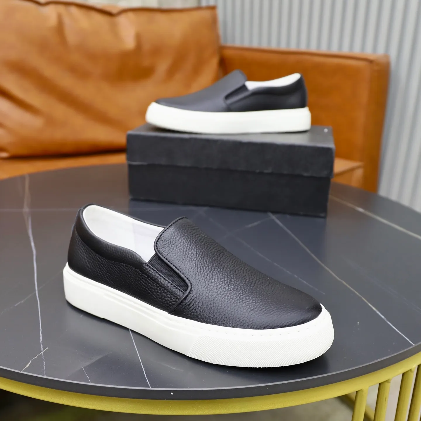 Ex-factory price: 420💰🙅‍♂️🙅‍♂️🙅‍♂️ Brand: PRADA Standard code: 38–44 (45 can be customized) Grade: Same as the official website Material: Original cowhide fabric Comfortable pigskin lining Lightweight wear-resistant outsole Style category: Men's fashionable casual shoes and boots Running sports shoes Distinguished luxury brand elements Top luxury Color: actual picture color